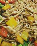 Noodles de Arroz con Vegetales y Pollo