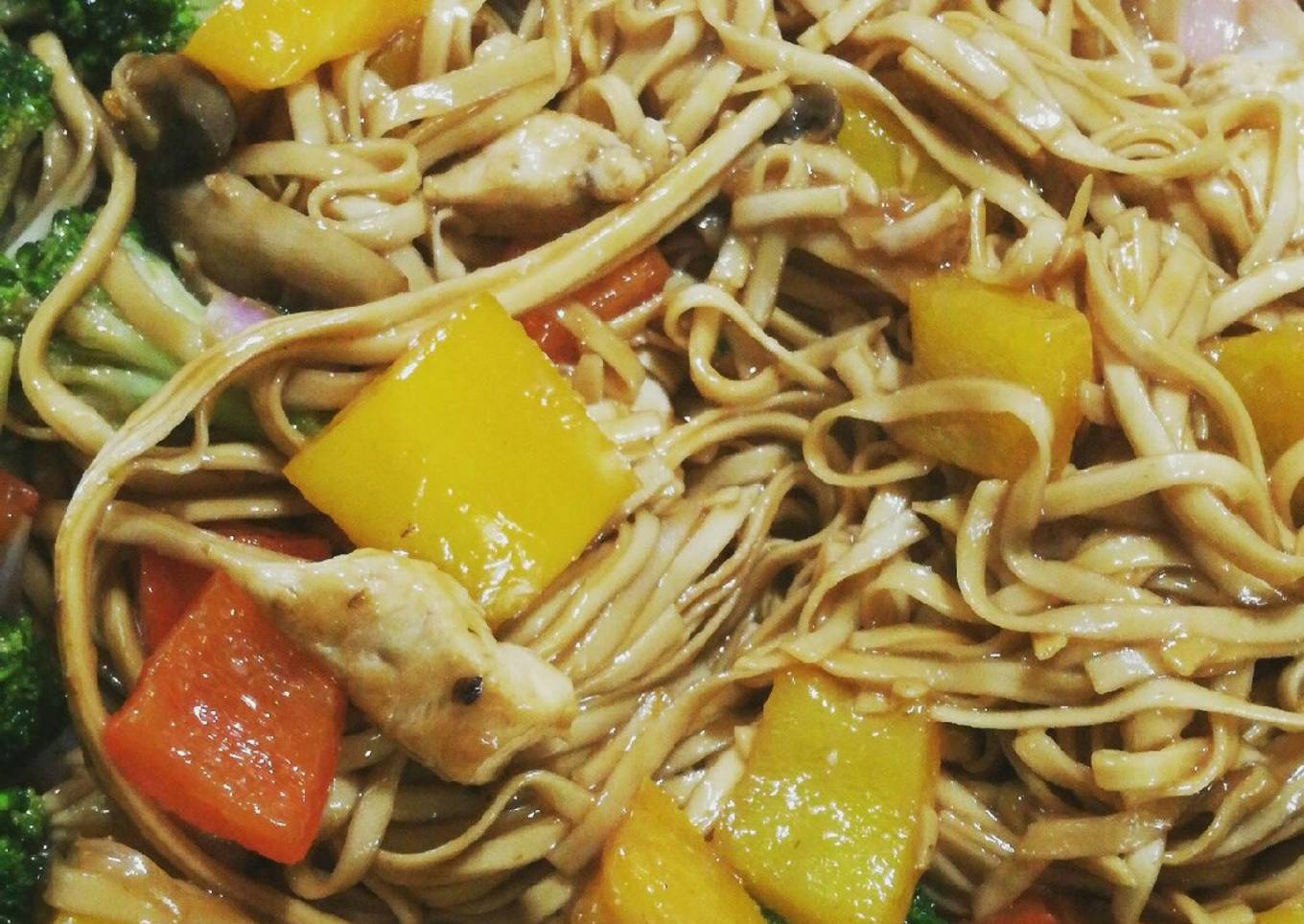 Noodles de Arroz con Vegetales y Pollo
