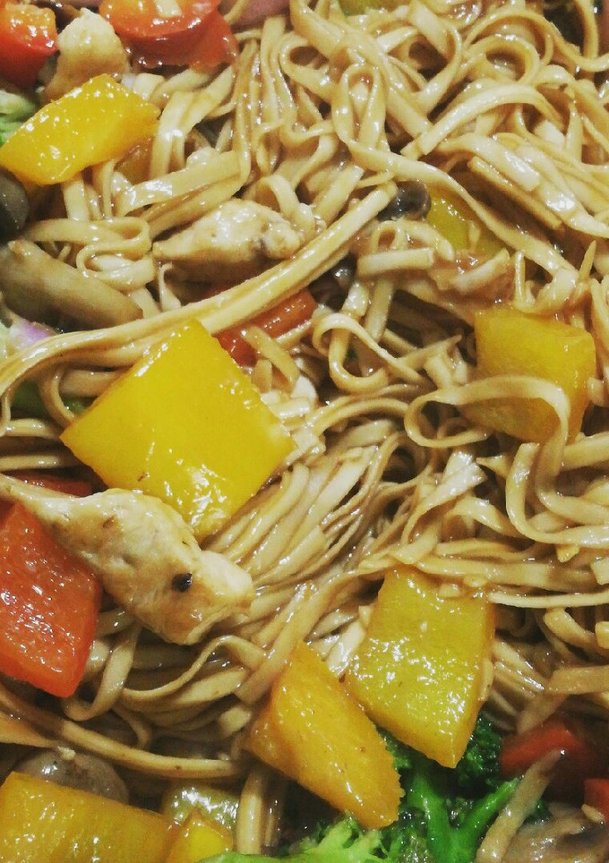 Una foto de Noodles de Arroz con Vegetales y Pollo