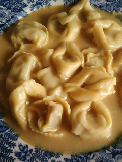 Una foto de Pasta fresca con salsa de mango
