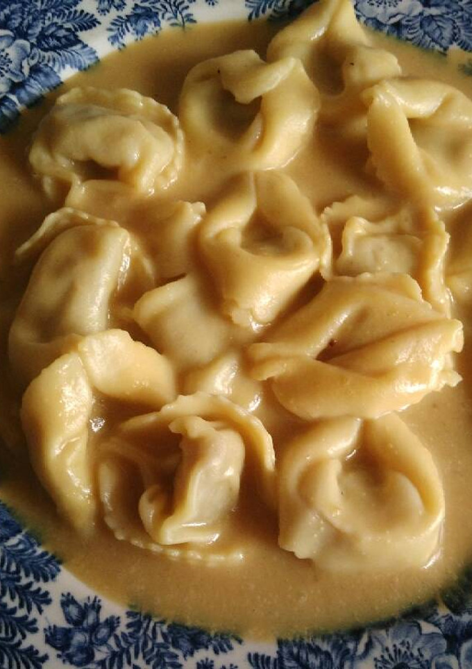 Una foto de Pasta fresca con salsa de mango