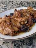 Pollo guisado con ciruelas, pasas, higos y frutos secos