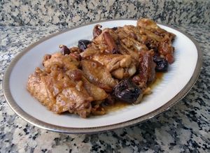 Una foto de Pollo guisado con ciruelas, pasas, higos y frutos secos