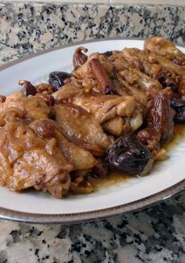 Foto principal de Pollo guisado con ciruelas, pasas, higos y frutos secos