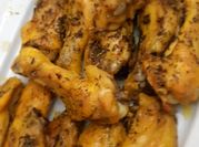 Una foto de alitas de pollo al horno con tomillo