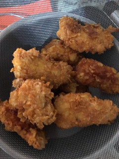 Una foto de Nuggets de pollo NO con pan molido, si no Con papitas fritas 😋