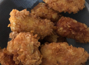 Una foto de Nuggets de pollo NO con pan molido, si no Con papitas fritas 😋