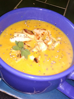 Una foto de Sopa crema de vegetales y pollo