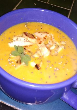 Una foto de Sopa crema de vegetales y pollo