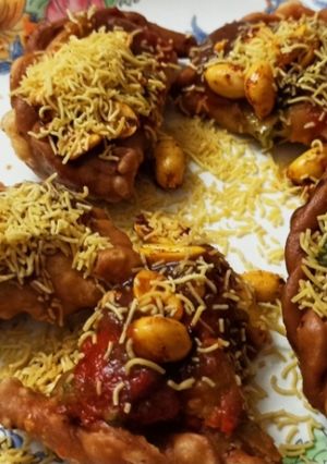 જામનગરી ઘૂઘરા (Jamnagari Ghughra Recipe In Gujarati) રેસીપી મુખ્ય ફોટો