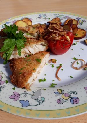 Una foto de Merluza batatas fritas y tomate