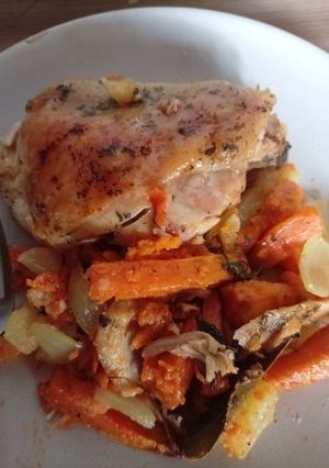 Una foto de Pollo con verduras 🥕🫑🧅