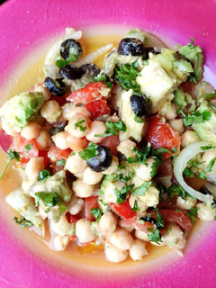 Una foto de Ensalada de garbanzos con tomate, aguacate y cilantro