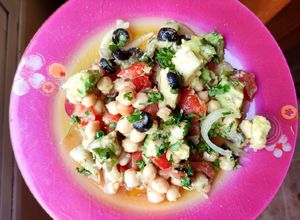 Foto principal de Ensalada de garbanzos con tomate, aguacate y cilantro