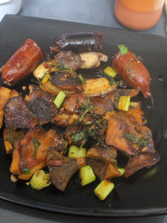 Una foto de Chorizo, tocino y morcilla con níscalos