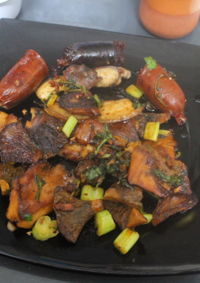 Una foto de Chorizo, tocino y morcilla con níscalos