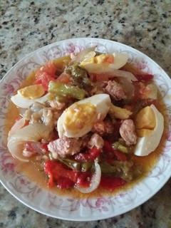 Una foto de Ensalada de pimientos, tomate, berenjena, cebolla, calabacín