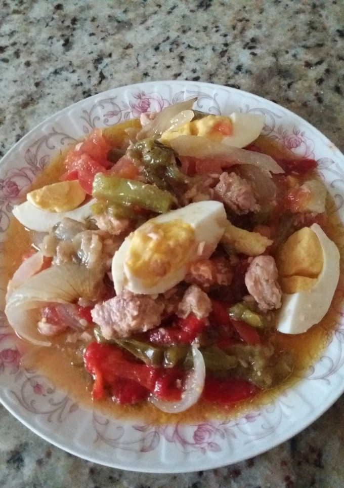 Una foto de Ensalada de pimientos, tomate, berenjena, cebolla, calabacín