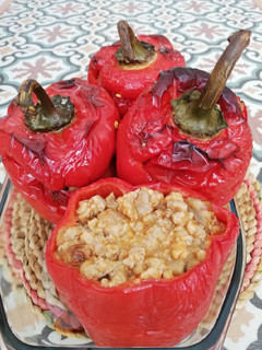 Una foto de Pimientos rojos rellenos de pavo, setas y pasas