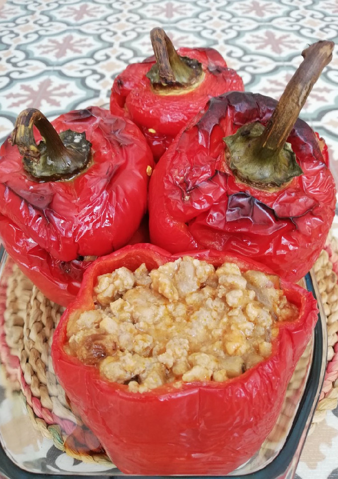 Una foto de Pimientos rojos rellenos de pavo, setas y pasas