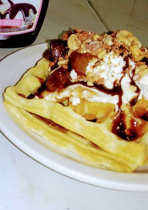 Una foto de Waffles con relleno de manzanas al licor