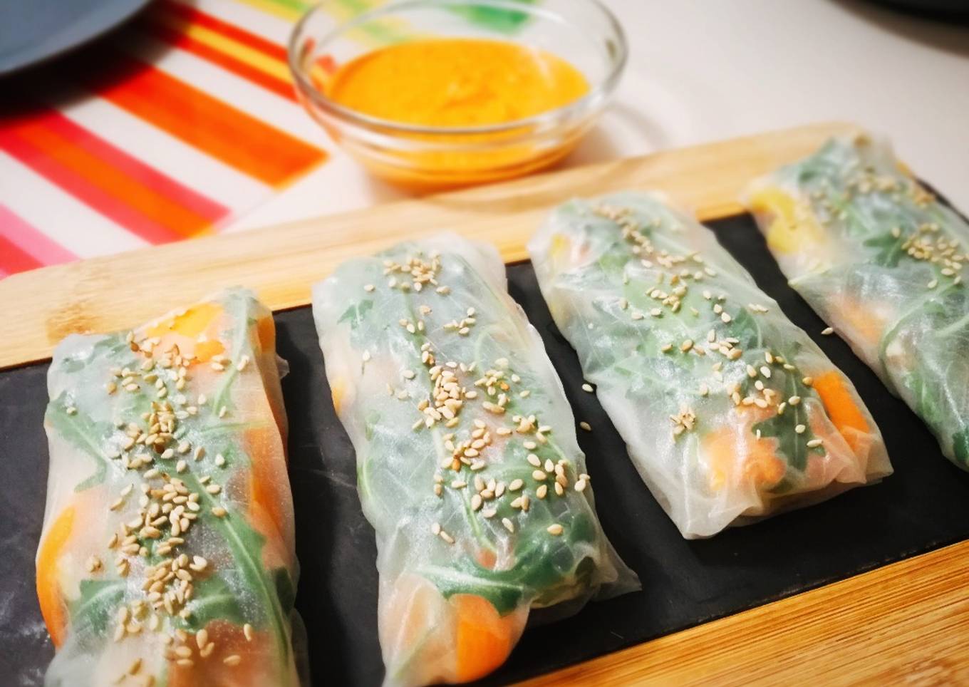 Rollitos (obleas de arroz) de pechuga en escabeche con salsa romescu