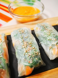 Una foto de Rollitos (obleas de arroz) de pechuga en escabeche con salsa romescu