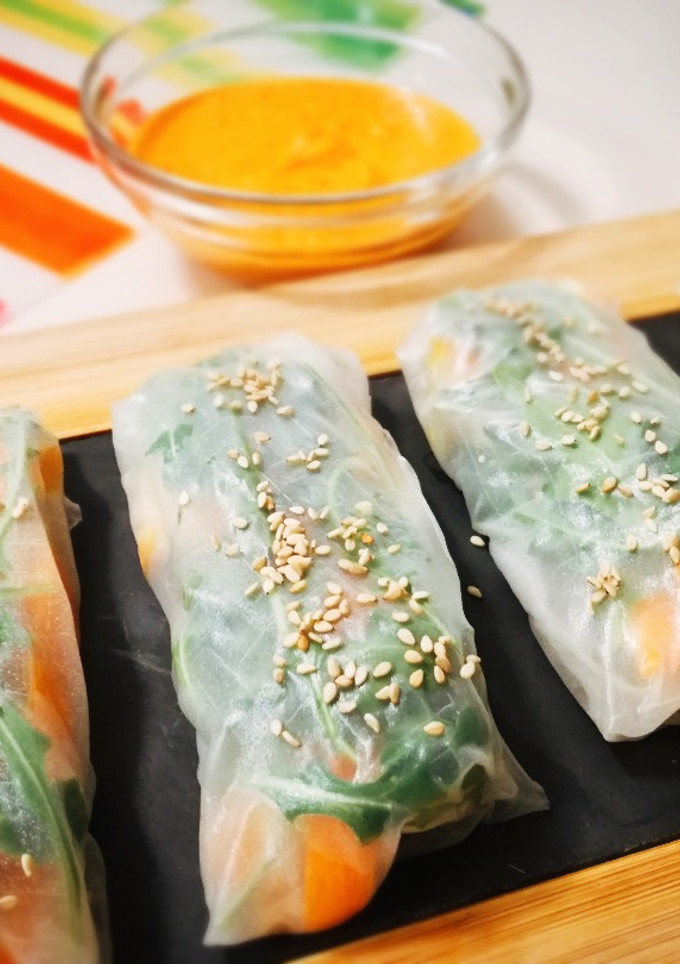 Una foto de Rollitos (obleas de arroz) de pechuga en escabeche con salsa romescu