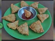 A picture of crispy samosas