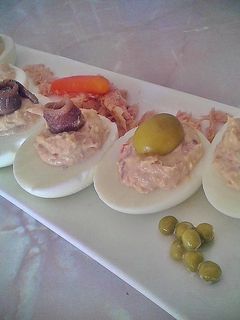 Una foto de Huevos rellenos de melva y anchoas