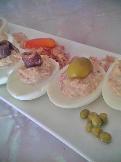 Una foto de Huevos rellenos de melva y anchoas