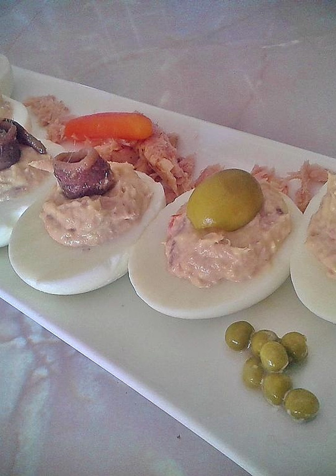 Una foto de Huevos rellenos de melva y anchoas