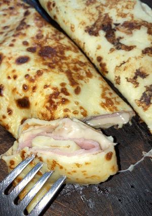Una foto de Panqueques rellenos de jamón y queso 🤤🤤