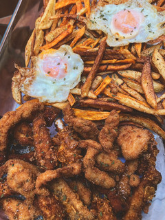 Una foto de 🌿Fried chicken con chips de boniato y patata 🌿