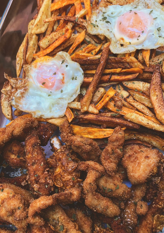 Una foto de 🌿Fried chicken con chips de boniato y patata 🌿