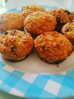 Una foto de Cupcakes de vainilla con arándanos y crumble