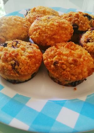 Una foto de Cupcakes de vainilla con arándanos y crumble