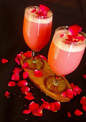 गुलाब लस्सी (gulab lassi recipe in Hindi) रेसिपी मुख्य फोटो