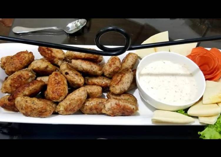Kebabs with onion salad and spicy cream cheese sauce