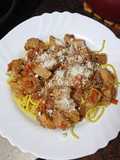 Pasta con ragout de cerdo y queso rallado