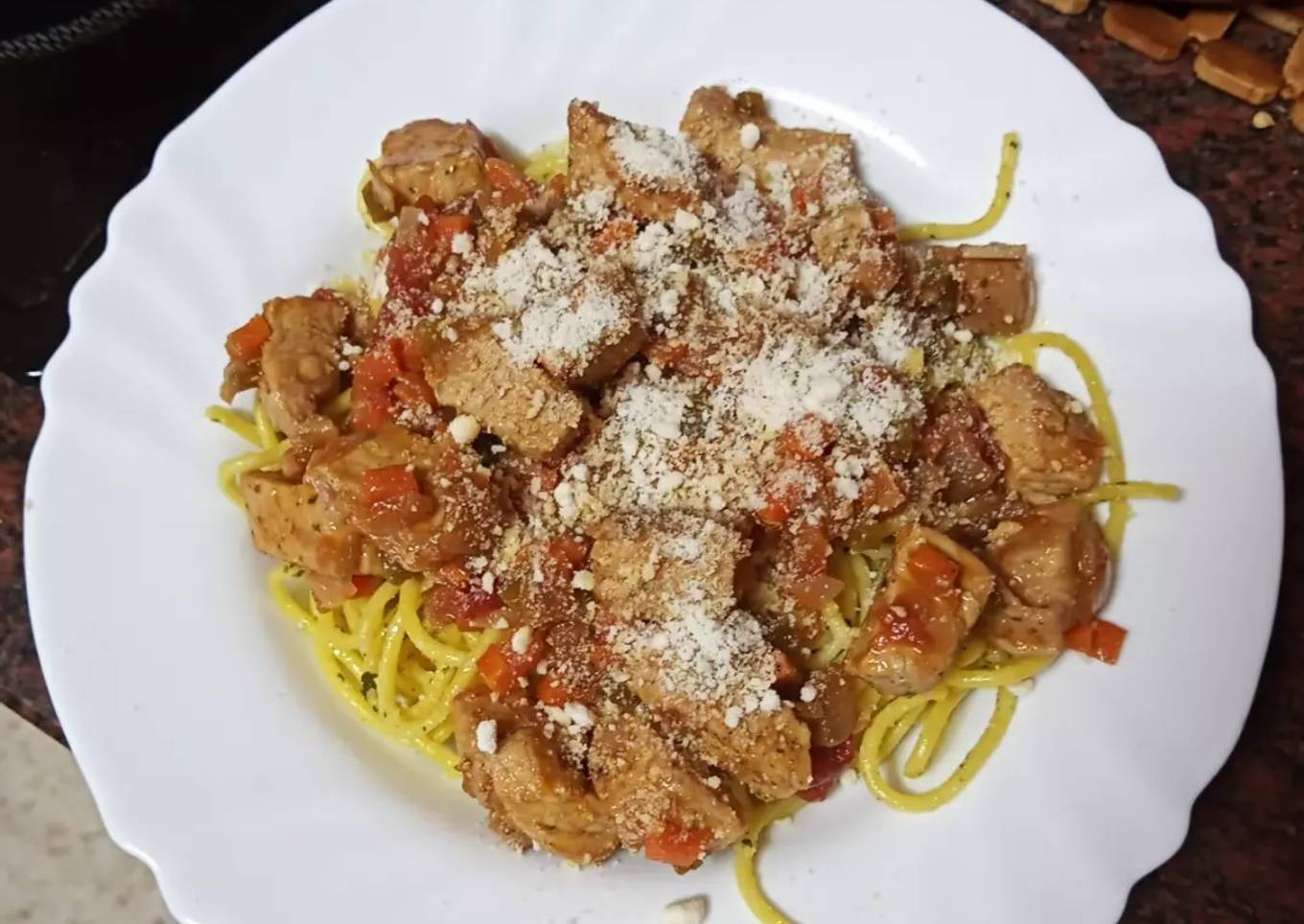 Pasta con ragout de cerdo y queso rallado