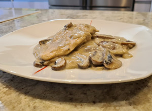 Foto principal de Pechuga de pollo con champiñones en salsa de quesitos