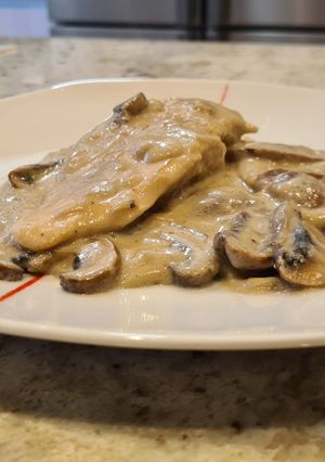 Una foto de Pechuga de pollo con champiñones en salsa de quesitos