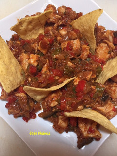 Una foto de Nachos con pollo y verduras salteadas