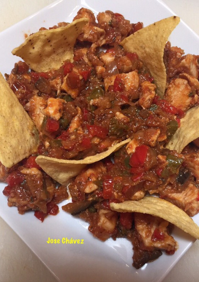 Una foto de Nachos con pollo y verduras salteadas