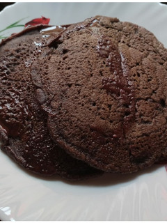 गव्हाच्या पिठाचे चॉकलेट पॅनकेक्स (gwhachya pitchache chocolate pancakes recipe in marathi) रेसिपी चे मुख्य फोटो