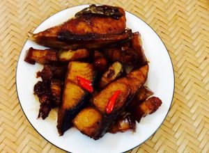 Hình của món Cá thu một nắng kho thịt ba rọi.