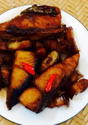 Hình của món Cá thu một nắng kho thịt ba rọi.
