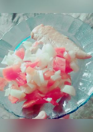Una foto de Pechuga con en ensalada de tomate y cebolla ❤
