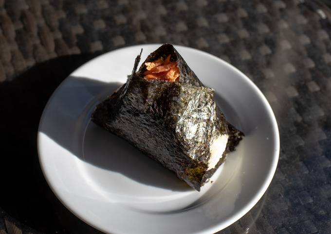 Onigiri with salmon flakes